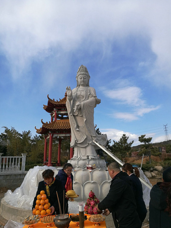 gratuliere dem Haobo-Stein zur erfolgreichen Installation der Buddha-Statue